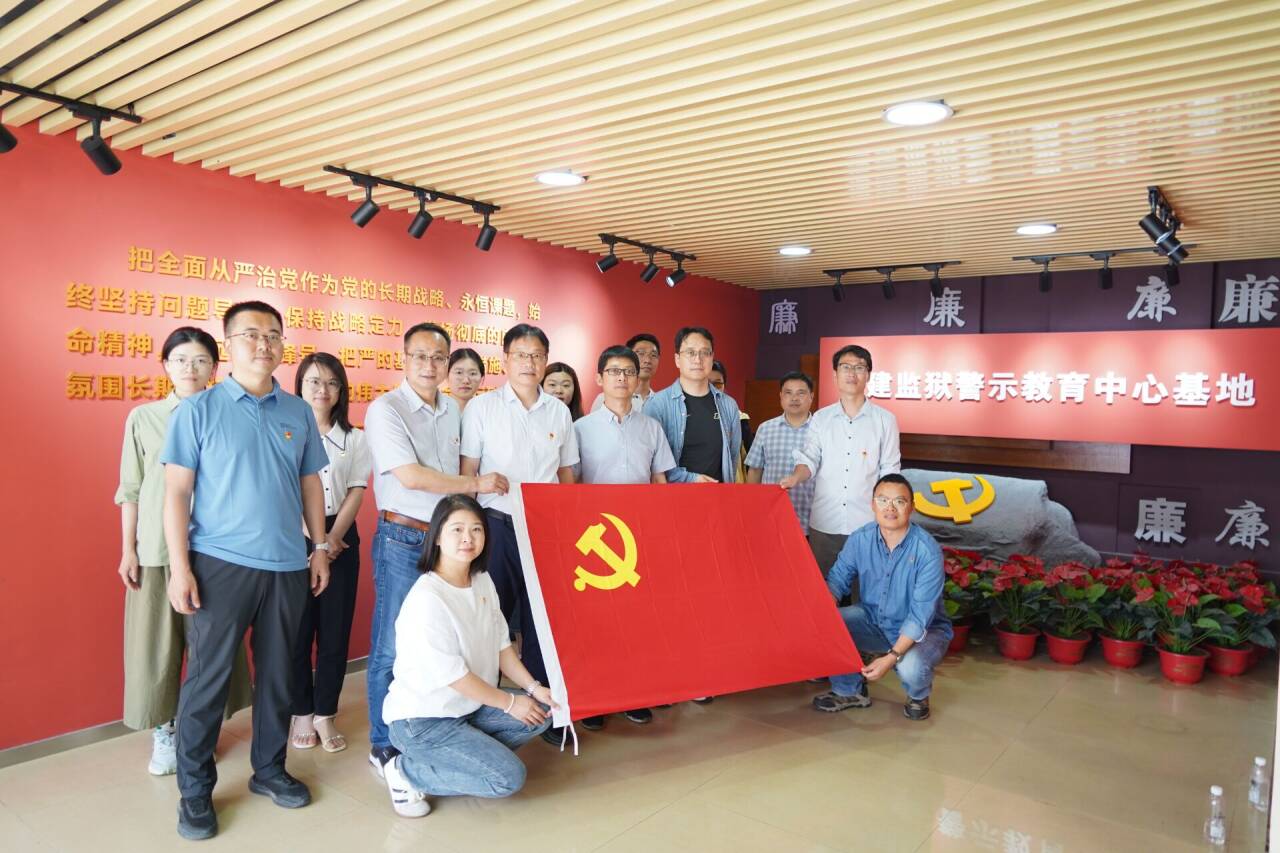 活动合影.jpg 活动合影.jpg